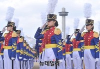[포토] 경례하는 육사 71기 졸업생들