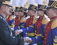 [포토] 졸업증서 수여받는 71기 육사 생도들