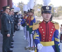 [포토] 단상에 오른 육사 71기 생도들