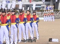 [포토] 육사 71기 졸업식 '야속한 바람'