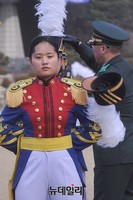 [포토] 강한 바람에 벗겨진 예모