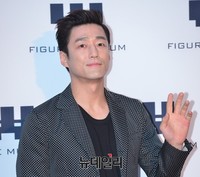 [포토] 손인사하는 지진희