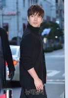 [포토] 뒤돌아보는 엠블랙 지오