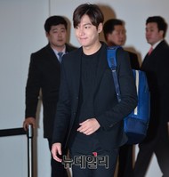 [포토] 가방메고 입장하는 이민호