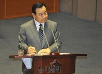 [포토] 의원들의 질문 경청하는 이완구 국무총리