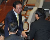 [포토] 동료의원들과 인사 나누는 장병완 의원