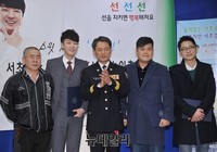 [포토] 스윗소로우 인호진 '뺑소니범 검거' 경찰 감사장 수여