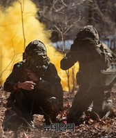 [포토] 방독면 착용하는 육군, 실전처럼 훈련