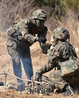 [포토] 야전취사, 소대원 밥 먹여주는 소대장