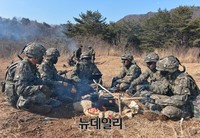 [포토] 야전취사 후 훈련관련 대화나누는 소대원
