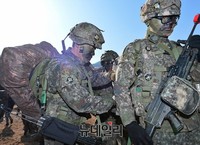 [포토] 소대원 군장 점검해주는 소대장