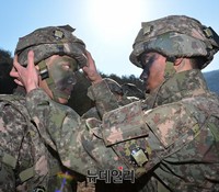 [포토] 마일즈장비 점검하는 소대장