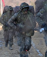 [포토] 군장 메고 출격하는 병사