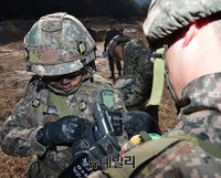 [포토] 마일즈 장비 착용하는 병사