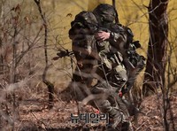 [포토] 방독면 쓴채 동료와 함께 이탈하는 병사