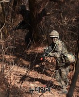 [포토] 적을 향해 돌진 앞으로