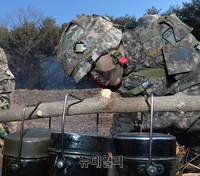 [포토] 야전취사 불 붙히는 병사
