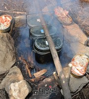 [포토] 야전취사, 불 위에 올려둔 반합