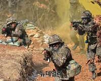 [포토] 실전과 같은 전술훈련, 적진지 점령하는 병사들