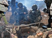 [포토] 야전취사하며 나누는 훈련결과 이야기