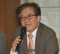 [포토] 토론회 사회맡은 손광주 데일리NK 통일전략연구소장