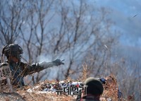 [포토] 전술훈련, 신호킷 발사하는 소대장