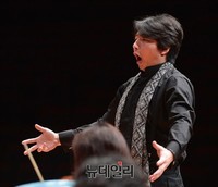 [포토] 열창하는 테너 이동명