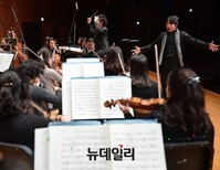 [포토] 광복70주년기념콘서트 참석한 테너 이동명