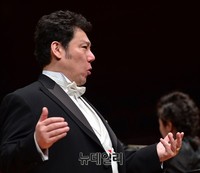 [포토] 광복70주년기념콘서트, 열창하는 바리톤 박경준