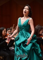 [포토] 광복70주년기념콘서트, 열창하는 소프라노 도희선