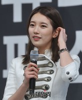 [포토] 머리 만지는 국민 '첫사랑' 수지