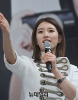 [포토] 수지, 팬과 함께 '가위-바위-보'