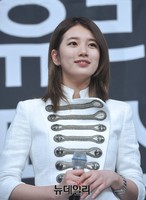 [포토] 팬들 바라보는 수지