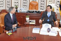 [포토] 대화 나누는 정의화 의장과 문재인 대표