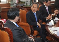 [포토] 대화 나누는 정의화 의장과 우윤근 원내대표