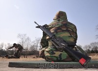 [포토] 2015 예비군 훈련 '교관의 시범도 진지하게'