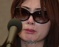 [포토] 탈북여성의 하염없이 흐르는 눈물