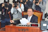 [포토] 의사봉 두드리는 이상민 위원장