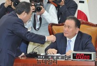 [포토] 대화 나누는 이상민 법사위원장과 홍일표 간사