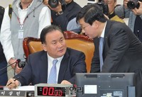 [포토] 대화 나누는 이상민 법사위원장과 전해철 간사