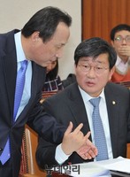 [포토] 대화 나누는 홍일표-전해철 법사위 여야 간사