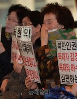 [포토] 북한인권 증언에 눈물 흘리는 탈북여성