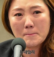 [포토] 북한인권 증언하며 눈물 흘리는 안혜경씨
