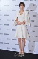 [포토] 순백 원피스로 등장한 수현