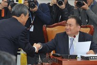 [포토] 인사 나누는 새정치 우윤근 원내대표와 이상민 위원장