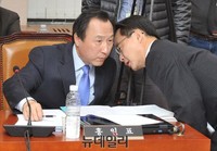 [포토] 대화 나누는 홍일표-조해진