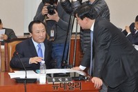 [포토] 논의하는 홍일표 여당 간사와 전해철 야당 간사