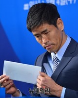 [포토] 직접 준비해온 글 꺼내는 설기현 선수