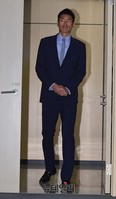 [포토] 긴장한 표정으로 입장하는 설기현 선수
