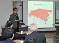 [포토] 토론회 참석한 김용삼 연구원